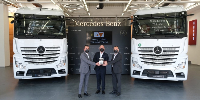 Mercedes-Benz Türk, Akkoç Lojistik’e gerçekleştirdiği filo teslimatlarına 200 adet Actros teslimatı ile bir yenisini daha ekledi. 