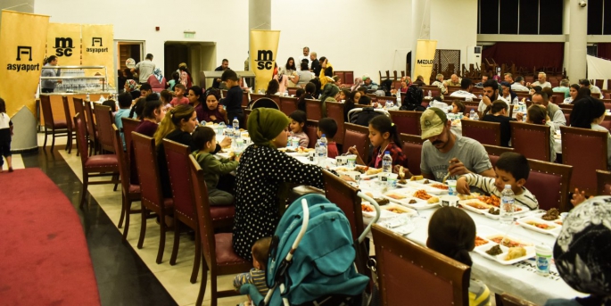 MSC Aurelia gemisinin İtalyan şefleri depremzedeler için Kadir Gecesi’nde iftar verdi.