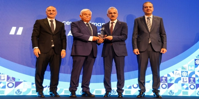 Ödül, Asyaport Yönetim Kurulu Başkanı Ahmet Soyuer’e Bakan Uraloğlu tarafından takdim edildi.