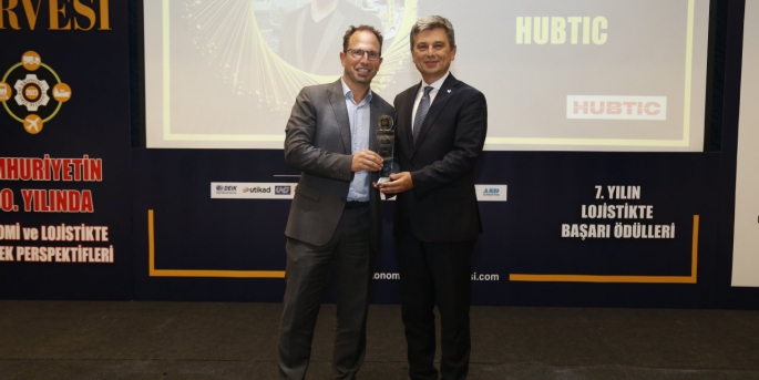 Ödülü Hubtic Operasyon Direktörü Burak Büyükgünay, FIATA Kıdemli Başkan Yardımcısı Turgut Erkeskin’in elinden aldı.