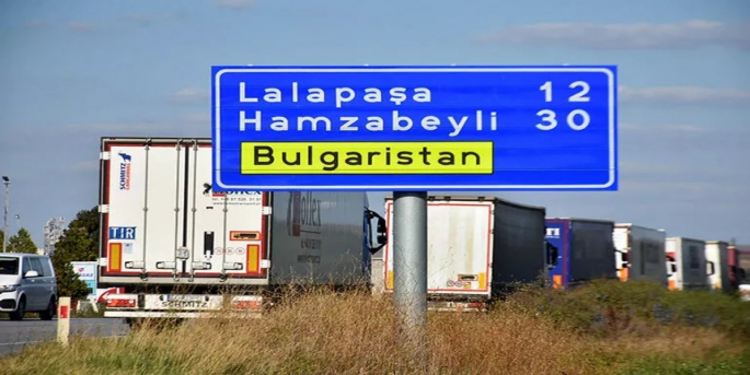 Oluşan 25 km’lik TIR kuyruğu ülkemizin lojistikte yakaladığı fırsatları ve tedarikte imzamız haline gelebilecek iddiamızı zayıflatıyor.