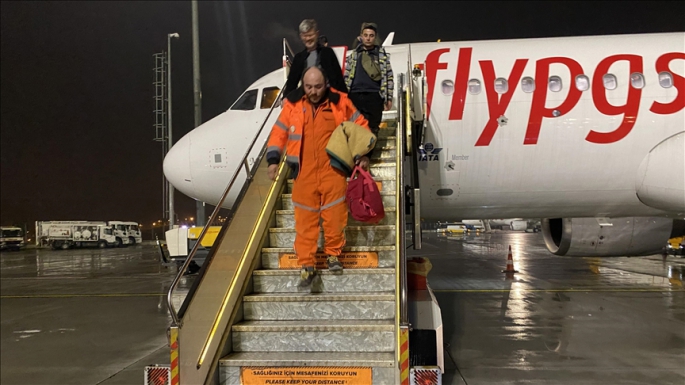 Onarımı tamamlanan Hatay Havalimanı'ndaki piste iniş yapan, yolcularıyla yeniden havalanan Pegasus uçağı Hatay-İstanbul arasında ilk uçuşu yaptı.