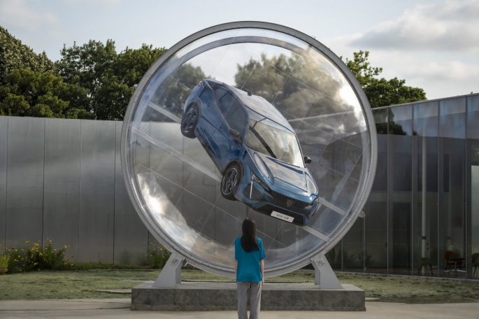 PEUGEOT 408, Fransa’nın Lens kentindeki Louvre-Lens müzesinde benzersiz bir konsept ile sergileniyor.