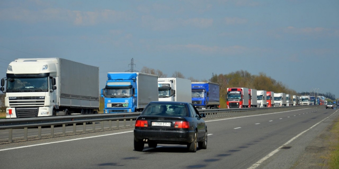Polonya-Belarus sınırında yaşanan göçmen krizi nedeniyle yollarda 30 kilometre uzunluğunda TIR kuyruğu meydana geldi. 