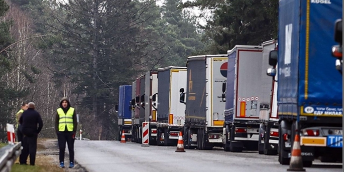 Polonya hükümeti, Türk taşımacılar dahil AB’li olmayan nakliyecilere, Belarus sınırını kapattı.
