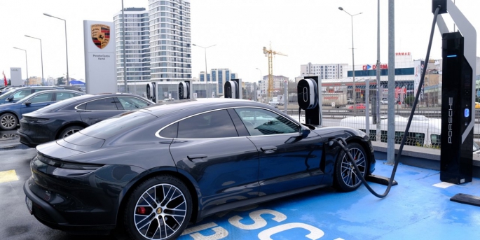 Porsche, Türkiye’nin ilk batarya onarım merkezini Doğuş Oto Kartal’da hizmete açtı.