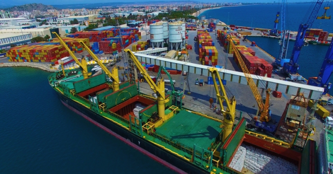 QTerminals Antalya, dünya ekonomisinin can damarı olarak kabul edilen uluslararası ticarette farklı kategorideki yüklerin maksimum güvenlikte taşınmasında önemli rol oynuyor.