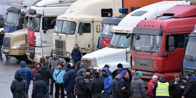 Rus hükümeti, dost olmayan ülkelerin kara yolu taşımacılığında Rusya topraklarını kullanmalarını yasakladı.