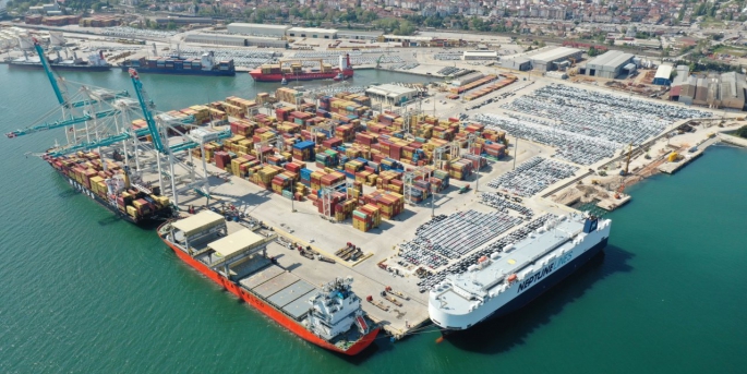 Safiport, farklı yük çeşitlerine ait 12 geminin operasyonunu aynı anda gerçekleştirdi.