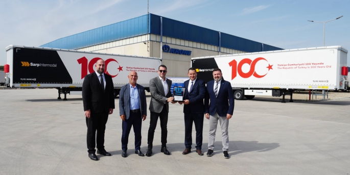 Sarp Intermodal, 100 adetlik treyler siparişini KRONE Tire fabrikasında, 23 Ekim’de düzenlenen törenle teslim aldı.