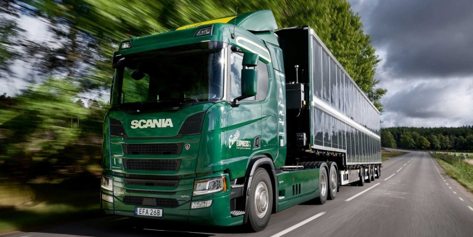 Scania, dorsesi güneş panelleriyle kaplı hibrit kamyonunun akan trafikte testlerine başladı.