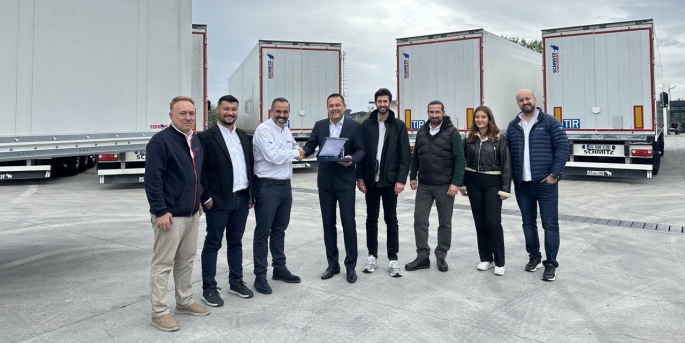 Schmitz Cargobull Türkiye, Philip Morris Türkiye’ye 31 adet TAPA sertifikalı S.BO kapalı kutu yarı römork treyler teslim etti.