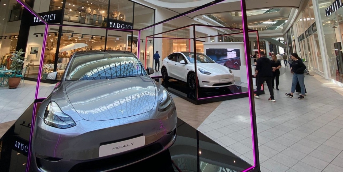 Tesla Model Y araçların sergileneceği pop-up mağazası, yıl sonuna kadar Akasya ziyaretçilerinin beğenisine sunulacak.