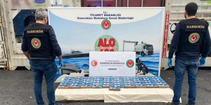 Ticaret Bakanlığı Gümrük Muhafaza ekiplerince Mersin Limanı'na Ekvator'dan gelen gemide 56 kilo kokain ele geçirildi.