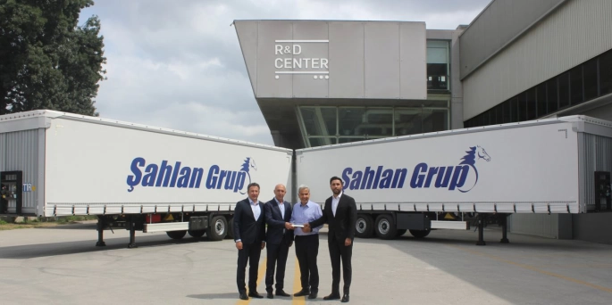 Tırsan, Şahlan Grup’un 150 Tırsan Hafif Perdeli Tenteli yatırımının tamamını teslim etti.