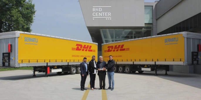 Tırsan, Serhatlı Lojistik’e 10 adet Tenteli Perdeli Multi Ride treyler teslim etti.
