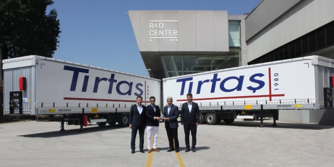 Tırsan, Tırtaş Uluslararası Nakliyat’a 60 adet Tren Yüklemeli Tenteli Perdeli teslim etti.