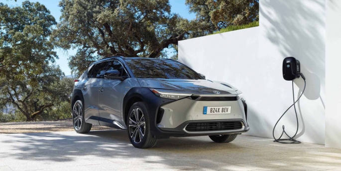 Toyota, yeni yol haritası çerçevesinde 2026 yılına kadar 10 yeni elektrikli model daha tanıtmayı ve 2026’da yıllık olarak 1.5 milyon adet tam elektrikli araç satmayı planlıyor.
