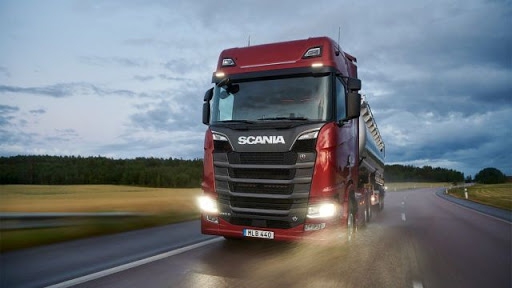 Trucker, Fernfahrer gibi dergilerin test editörleri 40 ton yüklü Scania 770 S’ le test sürüşü gerçekleştirdiler