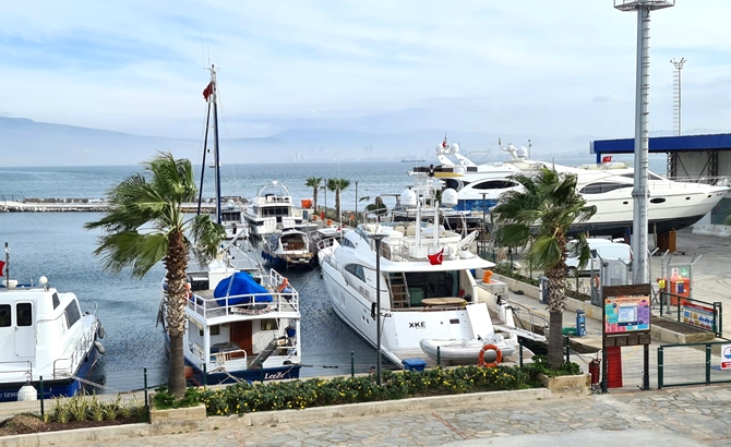 Tunç Soyer, Üçkuyular’da bulunan İzmir Marina’nın açılışını gerçekleştirdi.