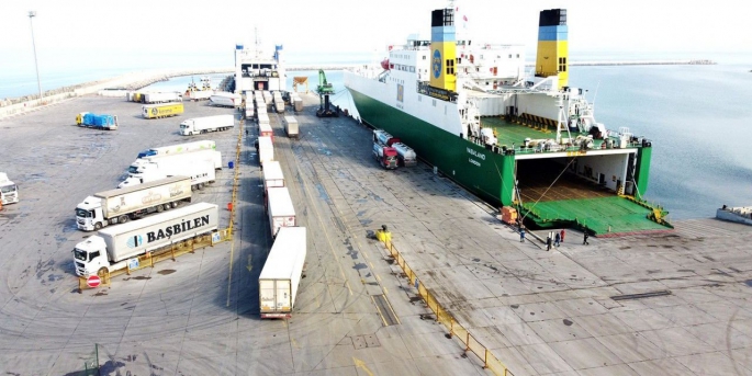 Türkiye'den Ukrayna'ya Ro-Ro seferlerinin düzenlendiği Sakarya'daki Karasu Limanı'nda faaliyet gösteren firmalar çalışmalarını sürdürüyor.