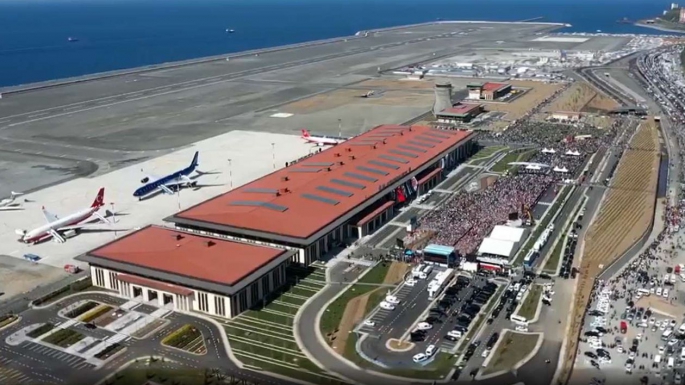Türkiye'nin deniz dolgu üzerine yapılan ikinci havalimanı Rize-Artvin Havalimanı'nı, yılın ocak-eylül döneminde 777 bin 548 yolcu kullandı.