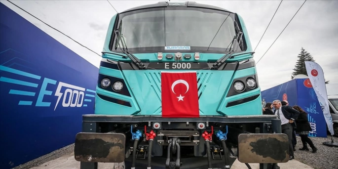 Türkiye'nin ilk yerli elektrikli lokomotifi E5000, TCDD'ye teslim edildi.