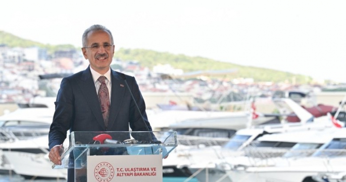 Ulaştırma ve Altyapı Bakanı Abdulkadir Uraloğlu, İzmir programı kapsamında Yeni Foça Yat Limanı'nın açılış törenine katıldı.