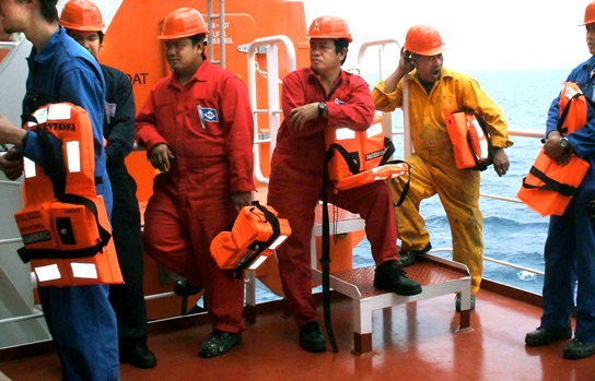 Ulaştırma ve Altyapı Bakanlığı, yabancı bayraklı Türk gemilerinde sigortasız çalışan işçilere kendi sigortalarını ödeme zorunluluğu getirecek yönetmelik hazırlıyor.