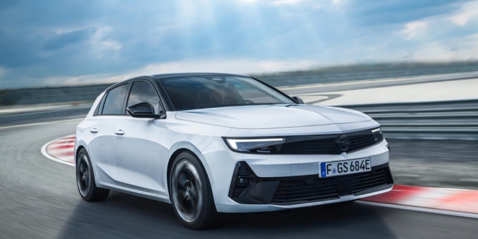 Yeni Astra GSe, benzersiz sürüş özellikleri, 165 kW/225 HP gücünde şarj edilebilir hibrit motoru ve çarpıcı tasarımıyla otomobil tutkunlarının karşısına çıkıyor.
