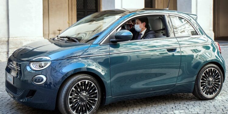 Yeni Fiat 500 İtalya’nın zirvesinde görücüye çıktı