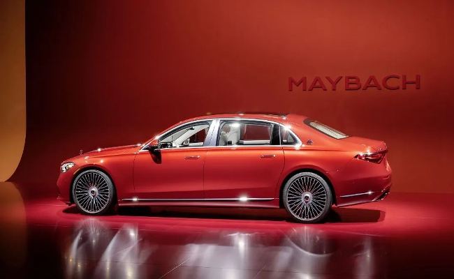 Yeni Mercedes-Maybach S-Serisi, uzun versiyonundan 18 cm daha uzun dingil mesafesiyle iç yaşam alanını genişletiyor.