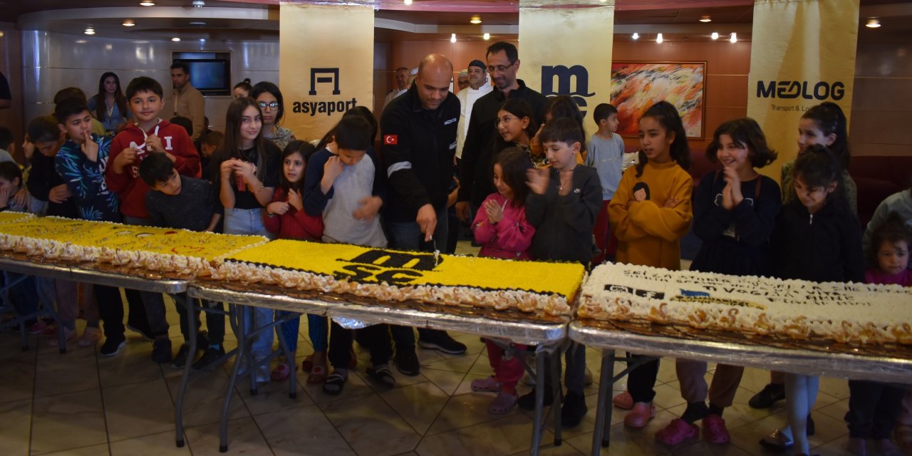 MSC AURELIA gemisinde depremzedeler için 15 metrelik pasta