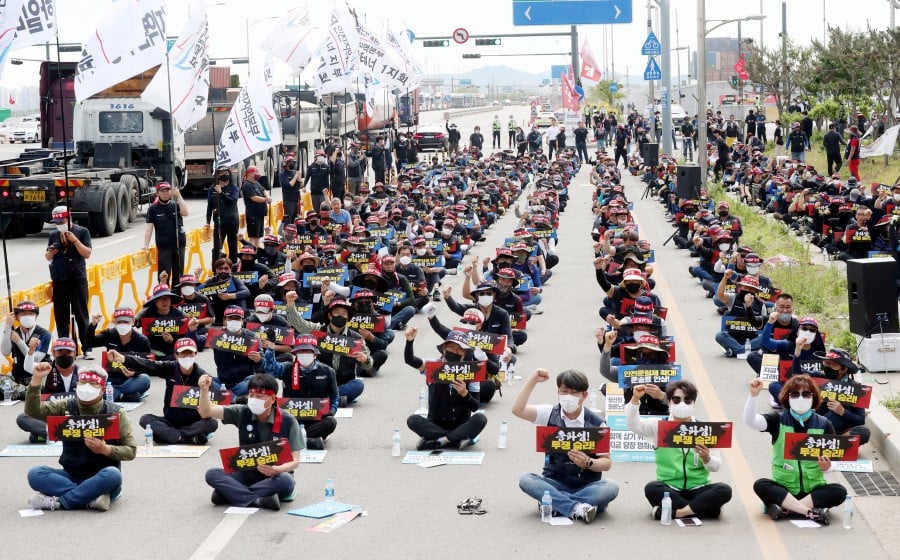 Güney Kore'de 25 bin nakliye işçisi grevde