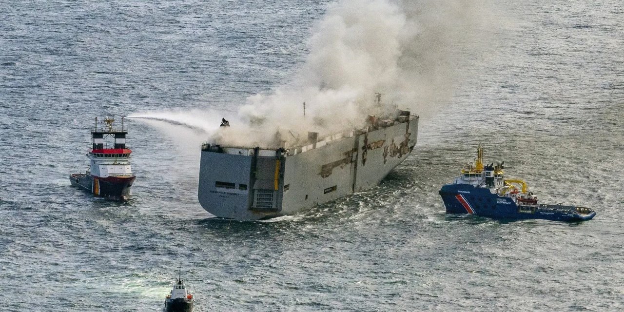 3 bin otomobil taşıyan gemide yangın