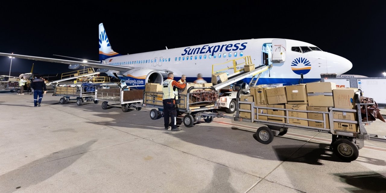 SunExpress’in Almanya yardımlarını taşıyan ilk kargo uçağı geldi