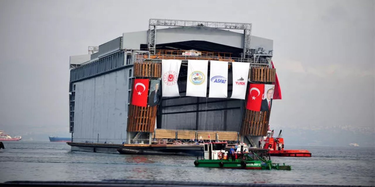 3 bin ton kaldırma kapasiteli 'denizaltı havuzu' suya indirildi